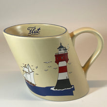 Laden Sie das Bild in den Galerie-Viewer, Schiefe Tasse „Leuchtturm“ mit Wunschnamen - Jeder Name ist möglich!
