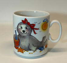 Laden Sie das Bild in den Galerie-Viewer, Tasse Porzellan Robbe Mädchen mit Wunschnamen - Jeder Name ist möglich!