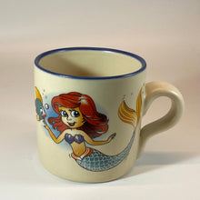 Laden Sie das Bild in den Galerie-Viewer, Tasse Robbe „Meerjungfrau“ mit Wunschnamen - Jeder Name ist möglich!