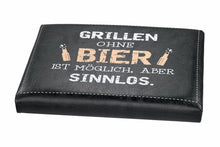 Laden Sie das Bild in den Galerie-Viewer, Bierkasten Sitzpolster, Sitzkissen, Biersitz, Abdeckung für Bierkiste, Auflage „Grillen ohne Bier ist möglich, aber sinnlos“