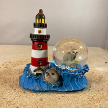 Laden Sie das Bild in den Galerie-Viewer, Schneekugel "Leuchtturm - Robben"