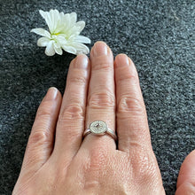 Laden Sie das Bild in den Galerie-Viewer, DUR Schmuck: Ring "Kompass" mit Strandsand R5157