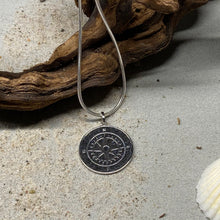 Laden Sie das Bild in den Galerie-Viewer, DUR Schmuck: Anhänger "Kompassrose" mit Lavasand P3203