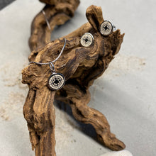 Laden Sie das Bild in den Galerie-Viewer, DUR Schmuck: Ohrringe, Ohrstecker "Kompass" mit Strandsand O5039