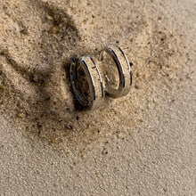 Laden Sie das Bild in den Galerie-Viewer, DUR Schmuck: Ohrringe, Creole "Marina" mit Strandsand O4958