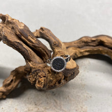 Laden Sie das Bild in den Galerie-Viewer, Ring "Wasserflimmern" von DUR Schmuck, 925er Sterlingsilber-Ring mit Lavasand und Zirkonia, dekoriert auf einem Stück Treibholz
