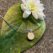 Laden Sie das Bild in den Galerie-Viewer, DUR Schmuck: Kette "Polarstern" mit Strandsand K2456