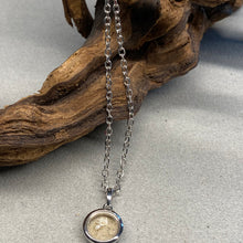 Laden Sie das Bild in den Galerie-Viewer, DUR Schmuck: Anhänger "Sandsturm" klein mit Strandsand P3187