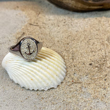 Laden Sie das Bild in den Galerie-Viewer, DUR Schmuck: Ring, Siegelring "Anker" mit Strandsand R5493