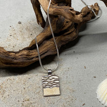 Laden Sie das Bild in den Galerie-Viewer, DUR Schmuck: Anhänger "Strandwellen", mit Strandsand, P3579