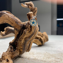 Laden Sie das Bild in den Galerie-Viewer, Charm "Stern" von DUR Schmuck, 925er Sterlingsilber mit Strandsand in der Mitte ein kleiner silberner Seestern, perfekt für ein Schlangenarmband oder Kette, hier an einem Stück Treibholz dekoriert
