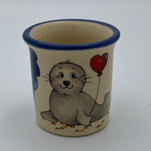 Laden Sie das Bild in den Galerie-Viewer, Eierbecher / Schnapsglas „Robbe Herzluftballon“ mit Wunschnamen - Jeder Name ist möglich!