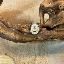 Laden Sie das Bild in den Galerie-Viewer, DUR Schmuck: Ring, Siegelring "Anker" mit Strandsand R5493