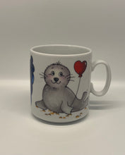 Laden Sie das Bild in den Galerie-Viewer, Tasse Porzellan „Robbe Herzluftballon“ mit Wunschnamen - Jeder Name ist möglich!