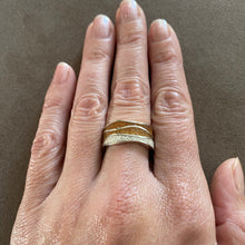 Laden Sie das Bild in den Galerie-Viewer, DUR Schmuck: Ring, "Strandwellen", mit Strandsand und Bernstein, R5407