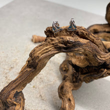 Laden Sie das Bild in den Galerie-Viewer, Ohrstecker "Ahoi" von DUR Schmuck, kleines Segelboot aus 925er Sterlingsilber, dekoriert auf einem Stück Treibholz