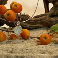 Laden Sie das Bild in den Galerie-Viewer, DUR Schmuck: Kette "Polarstern" mit Strandsand K2456