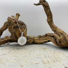 Laden Sie das Bild in den Galerie-Viewer, DUR Schmuck: Anhänger "Seestern / Perlmutt" P3311