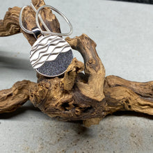 Laden Sie das Bild in den Galerie-Viewer, DUR Schmuck: Anhänger "Strandwellen", mit Lavasand, P3216