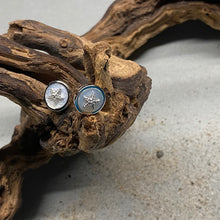 Laden Sie das Bild in den Galerie-Viewer, Ohrstecker "Seestern" von DUR Schmuck, Perlmutt und 925er Sterlingsilber, dekoriert auf einem Stück Treibholz