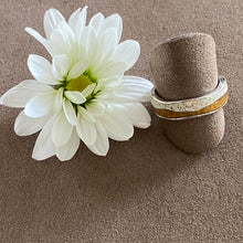 Laden Sie das Bild in den Galerie-Viewer, DUR Schmuck: Ring "Wellen" mit Strandsand und Bernstein R5475