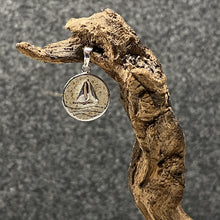 Laden Sie das Bild in den Galerie-Viewer, Strandsand Anhänger „ Ahoi“ von DUR Schmuck P3709