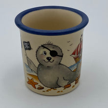 Laden Sie das Bild in den Galerie-Viewer, Eierbecher / Schnapsglas „Robbe Pirat“ mit Wunschnamen - Jeder Name ist möglich!