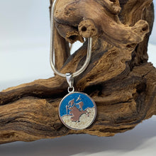 Laden Sie das Bild in den Galerie-Viewer, DUR Schmuck: Anhänger "Rügen" der Rügenschmuck mit Strandsand und Steinsand P3821