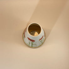 Laden Sie das Bild in den Galerie-Viewer, Porzellan Windlicht Vintage Style, „Mohnblume"