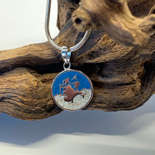 Laden Sie das Bild in den Galerie-Viewer, DUR Schmuck: Anhänger "Rügen" der Rügenschmuck mit Strandsand und Steinsand P3821