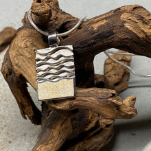 Laden Sie das Bild in den Galerie-Viewer, DUR Schmuck: Anhänger "Strandwellen", mit Strandsand, P3579