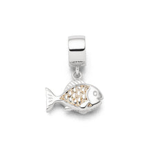 Laden Sie das Bild in den Galerie-Viewer, DUR Schmuck: Charm "Fisch" mit Strandsand F296