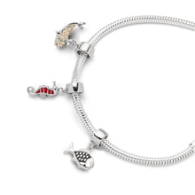 Laden Sie das Bild in den Galerie-Viewer, DUR Schmuck: Charm "Fisch" mit Lavasand F297