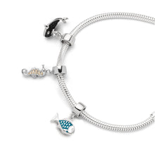 Laden Sie das Bild in den Galerie-Viewer, DUR Schmuck: Charm "Fisch" mit blauem Steinsand F298