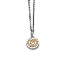 Laden Sie das Bild in den Galerie-Viewer, DUR Schmuck: Kette "Sandspirale 2.0" mit Strandsand K2582