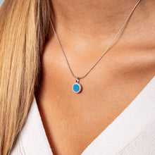 Laden Sie das Bild in den Galerie-Viewer, DUR Schmuck: Kette "Wasserflimmern" mit blauem Steinsand K2609