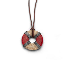 Laden Sie das Bild in den Galerie-Viewer, DUR Schmuck: Kette "Rettungsring“ mit Strandsand und Koralle K2654