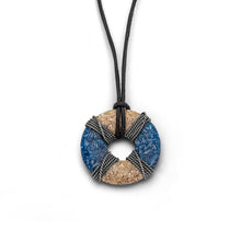 Laden Sie das Bild in den Galerie-Viewer, DUR Schmuck: Kette "Rettungsring Sand/Steinsand" mit Strandsand und Steinsand K2655
