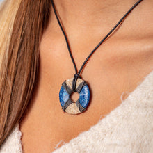 Laden Sie das Bild in den Galerie-Viewer, DUR Schmuck: Kette "Rettungsring Sand/Steinsand" mit Strandsand und Steinsand K2655