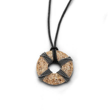 Laden Sie das Bild in den Galerie-Viewer, DUR Schmuck: Kette "Rettungsring" mit Strandsand K2656