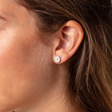 Laden Sie das Bild in den Galerie-Viewer, DUR Schmuck: Ohrringe, Ohrstecker "Sandschale" mit Strandsand O4992