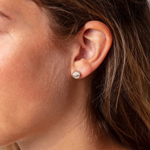 Laden Sie das Bild in den Galerie-Viewer, DUR Schmuck: Ohrringe, Ohrstecker "Strandsand" mit Strandsand O5010