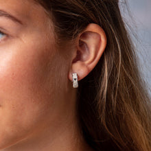 Laden Sie das Bild in den Galerie-Viewer, DUR Schmuck: Ohrringe, Creole "Liebe" mit Strandsand O5037