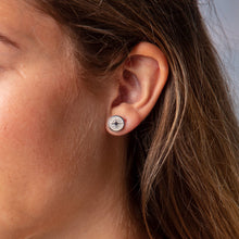 Laden Sie das Bild in den Galerie-Viewer, DUR Schmuck: Ohrringe, Ohrstecker "Kompass" mit Strandsand O5039