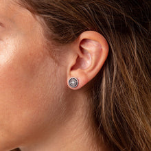 Laden Sie das Bild in den Galerie-Viewer, DUR Schmuck: Ohrringe, Ohrstecker "Kompass" mit Lavasand O5040