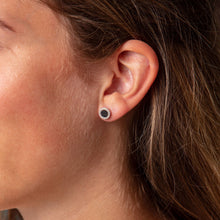 Laden Sie das Bild in den Galerie-Viewer, DUR Schmuck: Ohrringe, Ohrstecker "Wasserflimmern" mit Lavasand O5042