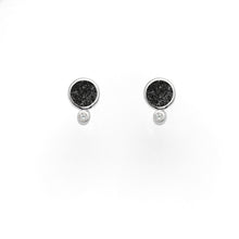 Laden Sie das Bild in den Galerie-Viewer, DUR Schmuck: Ohrring, Ohrstecker "Polarstern" mit Lavasand O5053