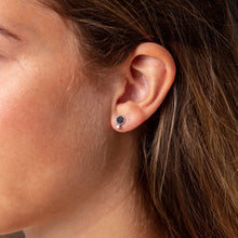 Laden Sie das Bild in den Galerie-Viewer, DUR Schmuck: Ohrringe, Ohrstecker "Polarstern" mit Lavasand O5053