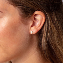 Laden Sie das Bild in den Galerie-Viewer, DUR Schmuck: Ohrringe, Ohrstecker "Polarstern" mit Strandsand, vergoldet O5085