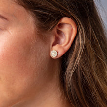 Laden Sie das Bild in den Galerie-Viewer, DUR Schmuck: Ohrringe, Ohrstecker "Kompass" mit Strandsand, vergoldet O5090